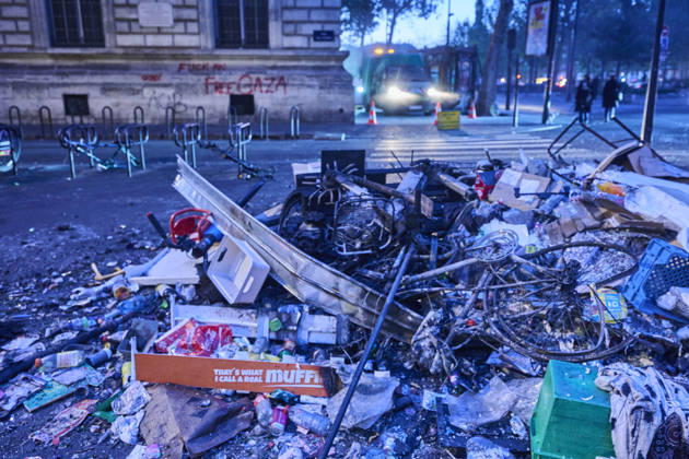 Clearing up debris in Paris following riots PARIS 18-10-2026. The day after in Paris, where the cleanup has begun. Chaos has gripped the city, marked by arson, looting, and riots. Protests are set for October 17, with high school students, university students, farmers, Yellow Vests, and some labor unions calling for a demonstration against the high cost of living, rising fuel prices, and poor conditions within the education system.. NICO GARSTMAN CONTENT CURATION PARIS FRANCE Copyright: xNICOxGARSTMANx xCONTENTxCURATIONx NICOxGARSTMANx xCONTENTxCURATIONx