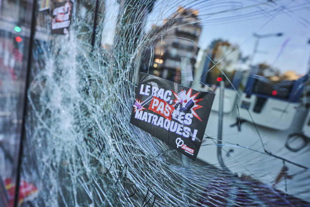 Clearing up debris in Paris following riots PARIS 18-10-2026. The day after in Paris, where the cleanup has begun. Chaos has gripped the city, marked by arson, looting, and riots. Protests are set for October 17, with high school students, university students, farmers, Yellow Vests, and some labor unions calling for a demonstration against the high cost of living, rising fuel prices, and poor conditions within the education system.. NICO GARSTMAN CONTENT CURATION PARIS FRANCE Copyright: xNICOxGARSTMANx xCONTENTxCURATIONx NICOxGARSTMANx xCONTENTxCURATIONx