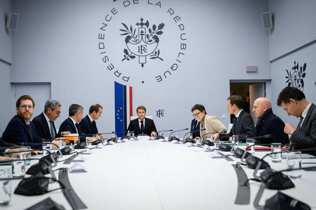 News Bilder des Tages Interministerial Crisis Meeting at Elysee - Paris French Minister of Action and Public Accounts David Amiel, French Trade Minister Serge Papin, French Justice Minister Gerald Darmanin, French Prime Minister Sebastien Lecornu, French President Emmanuel Macron, French Interior Minister Laurent Nunez, French government Secretary General Laurence Marion, French Minister of Education Edouard Geffray, Chief of Staff to France s Prime Minister Philippe Gustin, French Minister of Higher Education, Research and Space Philippe Baptiste attend an Interministerial Crisis Meeting chaired by French President at the Elysee Presidential Palace, in Paris, France on October 18, 2026 the day after riots and looting on the sidelines of nationwide protests agai Copyright: xTschaenxEric Pool ABACAx