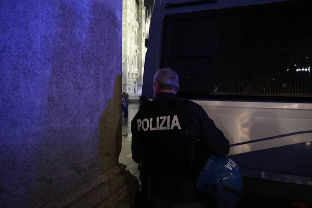 RECORD DATE NOT STATED IPA89870090 - Milan: More clashes and looting by hooded youths in the city center the day after the demonstration on Saturday, the 17th; many hooded individuals were detained and taken to police headquarters; windows at La Rinascente were damaged  Copyright: xx xFrancescoxEnriquezx IPA89870090.jpeg