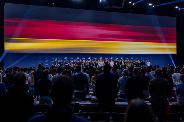 Abschluss des Deutschlandtages der Jungen Union in Bonn mit Europa- und Nationalhymne - 18.10.26 Delegierte singen zum Abschluss des Deutschlandtages der Jungen Union in Bonn die Europahymne und die deutsche Nationalhymne. Die Tagung der Nachwuchsorganisation von CDU und CSU endet traditionell mit beiden Hymnen. Sie fand vom 16. bis 18. Oktober 2026 im World Conference Center Bonn statt. Bonn World Conference Center Bonn Nordrhein-Westfalen Deutschland Copyright: xMarcxJohnx