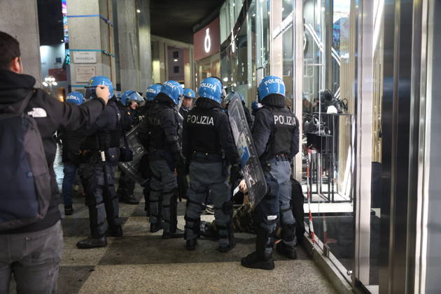 RECORD DATE NOT STATED IPA89870073 - Milan: More clashes and looting by hooded youths in the city center the day after the demonstration on Saturday, the 17th; many hooded individuals were detained and taken to police headquarters  Copyright: xx xFrancescoxEnriquezx IPA89870073.jpeg