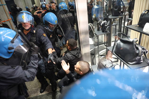 RECORD DATE NOT STATED IPA89870075 - Milan: More clashes and looting by hooded youths in the city center the day after the demonstration on Saturday, the 17th; many hooded individuals were detained and taken to police headquarters  Copyright: xx xFrancescoxEnriquezx IPA89870075.jpeg