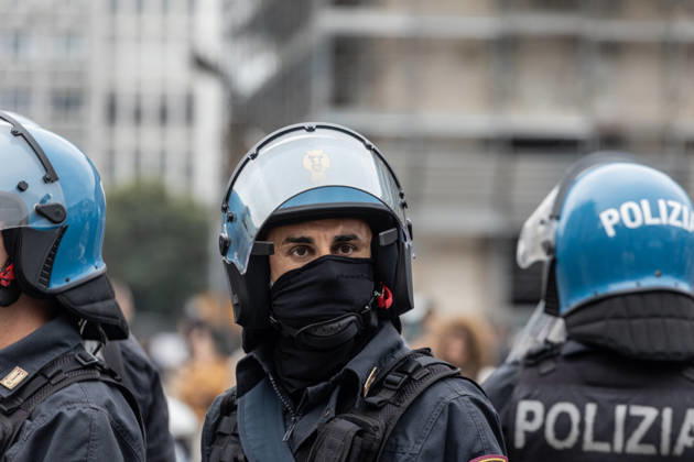 Police detain 160 as unrest continues for second day in Milan MILAN, ITALY - OCTOBER 18: Police carry out numerous detentions and arrests as protesters, including many young demonstrators, flee from law enforcement during urban unrest following demonstrations against the high cost of living in Milan, Italy, on October 18, 2026. Damage to shops and public property was reported across the city amid the clashes. Andrea Carrubba Anadolu Milan Italy. Editorial use only. Please get in touch for any other usage.  Copyright: x2026xAnadoluxAndreaxCarrubbax