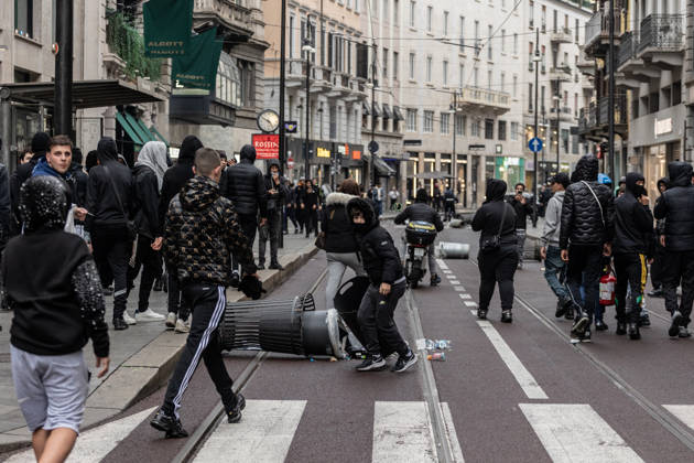 Police detain 160 as unrest continues for second day in Milan MILAN, ITALY - OCTOBER 18: Police carry out numerous detentions and arrests as protesters, including many young demonstrators, flee from law enforcement during urban unrest following demonstrations against the high cost of living in Milan, Italy, on October 18, 2026. Damage to shops and public property was reported across the city amid the clashes. Andrea Carrubba Anadolu Milan Italy. Editorial use only. Please get in touch for any other usage.  Copyright: x2026xAnadoluxAndreaxCarrubbax