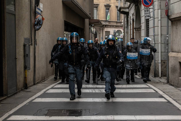 Police detain 160 as unrest continues for second day in Milan MILAN, ITALY - OCTOBER 18: Police carry out numerous detentions and arrests as protesters, including many young demonstrators, flee from law enforcement during urban unrest following demonstrations against the high cost of living in Milan, Italy, on October 18, 2026. Damage to shops and public property was reported across the city amid the clashes. Andrea Carrubba Anadolu Milan Italy. Editorial use only. Please get in touch for any other usage.  Copyright: x2026xAnadoluxAndreaxCarrubbax