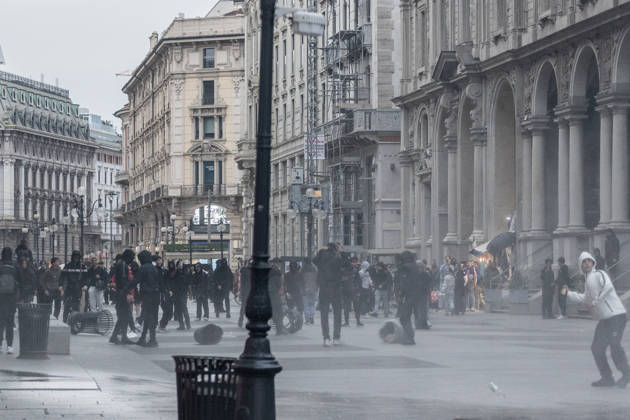 Police detain 160 as unrest continues for second day in Milan MILAN, ITALY - OCTOBER 18: Police carry out numerous detentions and arrests as protesters, including many young demonstrators, flee from law enforcement during urban unrest following demonstrations against the high cost of living in Milan, Italy, on October 18, 2026. Damage to shops and public property was reported across the city amid the clashes. Andrea Carrubba Anadolu Milan Italy. Editorial use only. Please get in touch for any other usage.  Copyright: x2026xAnadoluxAndreaxCarrubbax