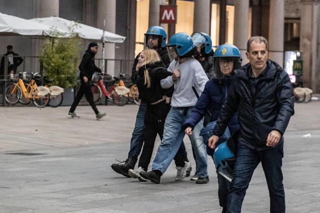 Police detain 160 as unrest continues for second day in Milan MILAN, ITALY - OCTOBER 18: Police carry out numerous detentions and arrests as protesters, including many young demonstrators, flee from law enforcement during urban unrest following demonstrations against the high cost of living in Milan, Italy, on October 18, 2026. Damage to shops and public property was reported across the city amid the clashes. Andrea Carrubba Anadolu Milan Italy. Editorial use only. Please get in touch for any other usage.  Copyright: x2026xAnadoluxAndreaxCarrubbax