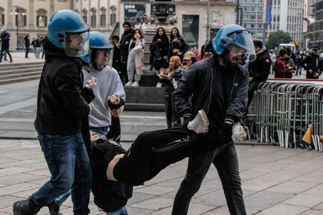 Police detain 160 as unrest continues for second day in Milan MILAN, ITALY - OCTOBER 18: Police carry out numerous detentions and arrests as protesters, including many young demonstrators, flee from law enforcement during urban unrest following demonstrations against the high cost of living in Milan, Italy, on October 18, 2026. Damage to shops and public property was reported across the city amid the clashes. Andrea Carrubba Anadolu Milan Italy. Editorial use only. Please get in touch for any other usage.  Copyright: x2026xAnadoluxAndreaxCarrubbax