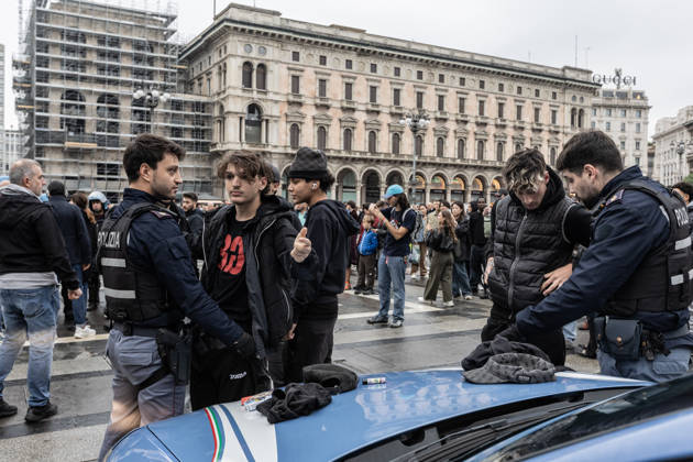 Police detain 160 as unrest continues for second day in Milan MILAN, ITALY - OCTOBER 18: Police carry out numerous detentions and arrests as protesters, including many young demonstrators, flee from law enforcement during urban unrest following demonstrations against the high cost of living in Milan, Italy, on October 18, 2026. Damage to shops and public property was reported across the city amid the clashes. Andrea Carrubba Anadolu Milan Italy. Editorial use only. Please get in touch for any other usage.  Copyright: x2026xAnadoluxAndreaxCarrubbax