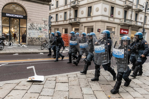 Police detain 160 as unrest continues for second day in Milan MILAN, ITALY - OCTOBER 18: Police carry out numerous detentions and arrests as protesters, including many young demonstrators, flee from law enforcement during urban unrest following demonstrations against the high cost of living in Milan, Italy, on October 18, 2026. Damage to shops and public property was reported across the city amid the clashes. Andrea Carrubba Anadolu Milan Italy. Editorial use only. Please get in touch for any other usage.  Copyright: x2026xAnadoluxAndreaxCarrubbax