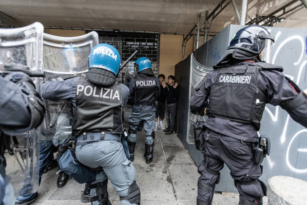 Police detain 160 as unrest continues for second day in Milan MILAN, ITALY - OCTOBER 18: Police carry out numerous detentions and arrests as protesters, including many young demonstrators, flee from law enforcement during urban unrest following demonstrations against the high cost of living in Milan, Italy, on October 18, 2026. Damage to shops and public property was reported across the city amid the clashes. Andrea Carrubba Anadolu Milan Italy. Editorial use only. Please get in touch for any other usage.  Copyright: x2026xAnadoluxAndreaxCarrubbax