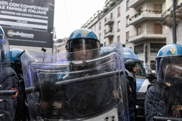 Police detain 160 as unrest continues for second day in Milan MILAN, ITALY - OCTOBER 18: Police carry out numerous detentions and arrests as protesters, including many young demonstrators, flee from law enforcement during urban unrest following demonstrations against the high cost of living in Milan, Italy, on October 18, 2026. Damage to shops and public property was reported across the city amid the clashes. Andrea Carrubba Anadolu Milan Italy. Editorial use only. Please get in touch for any other usage.  Copyright: x2026xAnadoluxAndreaxCarrubbax