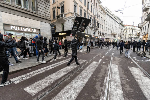 Police detain 160 as unrest continues for second day in Milan MILAN, ITALY - OCTOBER 18: Police carry out numerous detentions and arrests as protesters, including many young demonstrators, flee from law enforcement during urban unrest following demonstrations against the high cost of living in Milan, Italy, on October 18, 2026. Damage to shops and public property was reported across the city amid the clashes. Andrea Carrubba Anadolu Milan Italy. Editorial use only. Please get in touch for any other usage.  Copyright: x2026xAnadoluxAndreaxCarrubbax