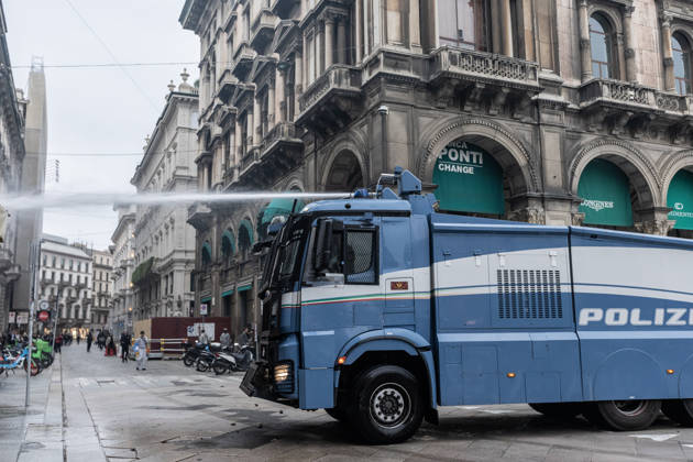 Police detain 160 as unrest continues for second day in Milan MILAN, ITALY - OCTOBER 18: Police carry out numerous detentions and arrests as protesters, including many young demonstrators, flee from law enforcement during urban unrest following demonstrations against the high cost of living in Milan, Italy, on October 18, 2026. Damage to shops and public property was reported across the city amid the clashes. Andrea Carrubba Anadolu Milan Italy. Editorial use only. Please get in touch for any other usage.  Copyright: x2026xAnadoluxAndreaxCarrubbax