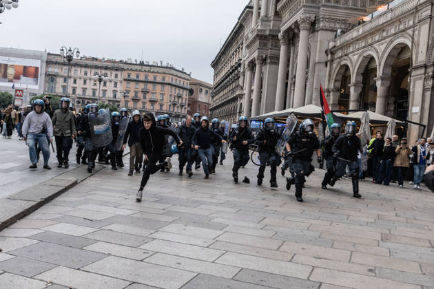 Police detain 160 as unrest continues for second day in Milan MILAN, ITALY - OCTOBER 18: Police carry out numerous detentions and arrests as protesters, including many young demonstrators, flee from law enforcement during urban unrest following demonstrations against the high cost of living in Milan, Italy, on October 18, 2026. Damage to shops and public property was reported across the city amid the clashes. Andrea Carrubba Anadolu Milan Italy. Editorial use only. Please get in touch for any other usage.  Copyright: x2026xAnadoluxAndreaxCarrubbax