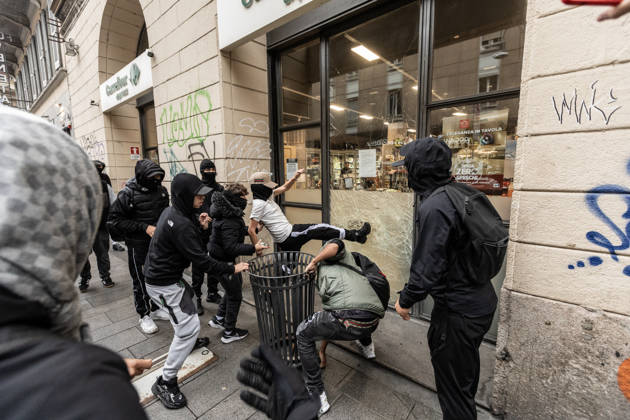 Police detain 160 as unrest continues for second day in Milan MILAN, ITALY - OCTOBER 18: Protesters vandalize a shop during protests in Milan, Italy, on October 18, 2026. Groups threw stones, bottles, firecrackers and barriers at police officers, who responded with tear gas and water cannon, while shops were damaged and looted around the city center and a Carabinieri vehicle was destroyed. Andrea Carrubba Anadolu Milan Italy. Editorial use only. Please get in touch for any other usage.  Copyright: x2026xAnadoluxAndreaxCarrubbax