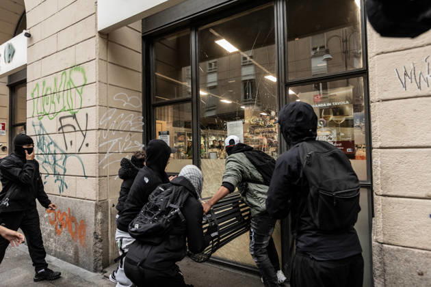 Police detain 160 as unrest continues for second day in Milan MILAN, ITALY - OCTOBER 18: Protesters vandalize a shop during protests in Milan, Italy, on October 18, 2026. Groups threw stones, bottles, firecrackers and barriers at police officers, who responded with tear gas and water cannon, while shops were damaged and looted around the city center and a Carabinieri vehicle was destroyed. Andrea Carrubba Anadolu Milan Italy. Editorial use only. Please get in touch for any other usage.  Copyright: x2026xAnadoluxAndreaxCarrubbax