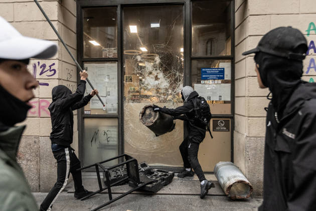Police detain 160 as unrest continues for second day in Milan MILAN, ITALY - OCTOBER 18: Protesters vandalize a shop during protests in Milan, Italy, on October 18, 2026. Groups threw stones, bottles, firecrackers and barriers at police officers, who responded with tear gas and water cannon, while shops were damaged and looted around the city center and a Carabinieri vehicle was destroyed. Andrea Carrubba Anadolu Milan Italy. Editorial use only. Please get in touch for any other usage.  Copyright: x2026xAnadoluxAndreaxCarrubbax