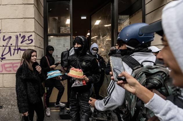 Police detain 160 as unrest continues for second day in Milan MILAN, ITALY - OCTOBER 18: Protesters vandalize a shop during protests in Milan, Italy, on October 18, 2026. Groups threw stones, bottles, firecrackers and barriers at police officers, who responded with tear gas and water cannon, while shops were damaged and looted around the city center and a Carabinieri vehicle was destroyed. Andrea Carrubba Anadolu Milan Italy. Editorial use only. Please get in touch for any other usage.  Copyright: x2026xAnadoluxAndreaxCarrubbax