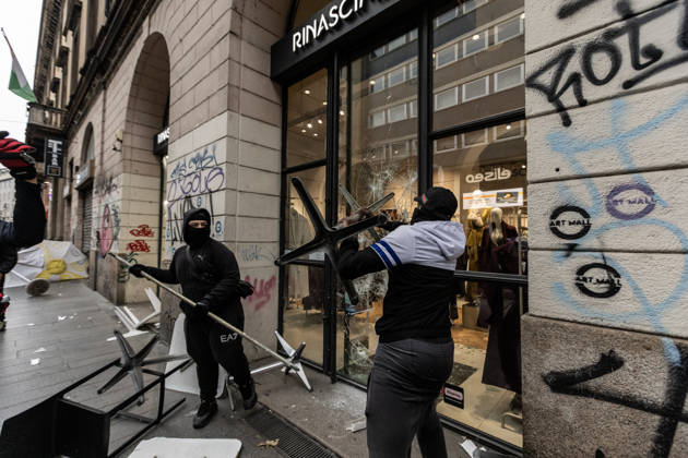 Police detain 160 as unrest continues for second day in Milan MILAN, ITALY - OCTOBER 18: Protesters vandalize a shop during protests in Milan, Italy, on October 18, 2026. Groups threw stones, bottles, firecrackers and barriers at police officers, who responded with tear gas and water cannon, while shops were damaged and looted around the city center and a Carabinieri vehicle was destroyed. Andrea Carrubba Anadolu Milan Italy. Editorial use only. Please get in touch for any other usage.  Copyright: x2026xAnadoluxAndreaxCarrubbax