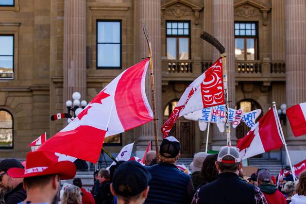 October 18, 2026, Edmonton, Alberta, Canada: Attendees display both Canadian Design and Indigenous design of the Canadian Flag in support of the Alberta Federation of Labour s Canada Unity Rally ahead of the Alberta Referendum..With less than 24 hours until Referendum voting starts, the Alberta Federation of Labour and Fight Back supporters rallied at the Alberta Legislature grounds to support a Unified Alberta in Canada and oppose the prospect of separation from Canada. The group is opposed to the 9 other questions on the Alberta referendum ballots. Edmonton Canada - ZUMAs197 20261018_aaa_s197_657 Copyright: xRonxPalmerx