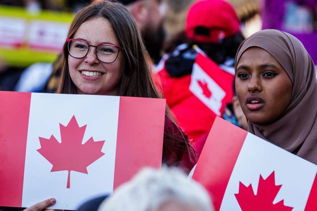 6K show up in support of Canadian Unity in ahead of Alberta Referendum in Edmonton,Canada - 18 Oct, 2026 All Ages and backgrounds show their support of the Alberta Federation of Labour s Canada Unity Rally, ahead of the Alberta Referendum. With less than 24 hours until Referendum voting starts, the Alberta Federation of Labour and Fight Back supporters rallied at the Alberta Legislature grounds to support a Unified Alberta in Canada and oppose the prospect of separation from Canada. The group is opposed to the 9 other questions on the Alberta referendum ballots. Edmonton Canada Copyright: xRonxPalmerx xSOPAxImagesx Ron-Palmer-1459819