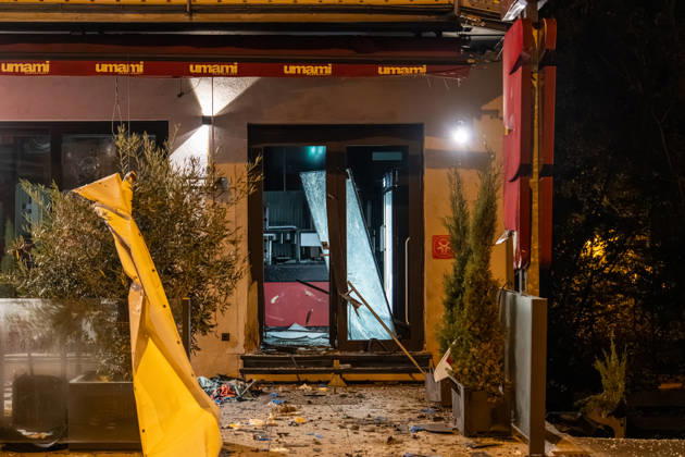 Sprengstoffexplosion in Gastronomiebetrieb Eingangstür zerstört In der Nacht von Sonntag auf Montag, 19.10.2026, kam es gegen 03:30 Uhr in der Hattersheimer Straße in Hofheim am Taunus nach dem Anschein zu einer Sprengstoffexplosion. Die Tür des Eingangsbereichs eines Gebäudes wurde dabei zerstört. Die Polizei war vor Ort und sperrte die Straße weiträumig ab. Bereits am 03.10.2026 war in derselben Straße vor einem Gastronomiebetrieb eine Brandvorrichtung abgelegt worden, wodurch eine Fußmatte in Brand geriet und Rußanhaftungen am Gebäude entstanden. Nach unbestätigten Informationen war die Feuerwehr in Bereitstellung, das Gebäude durfte zunächst nicht betreten werden, bis eine nicht näher definierte Spezialeinheit eintra