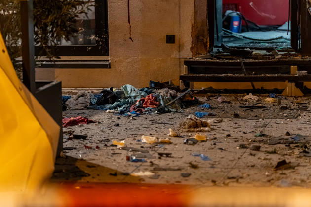 Sprengstoffexplosion in Gastronomiebetrieb Eingangstür zerstört In der Nacht von Sonntag auf Montag, 19.10.2026, kam es gegen 03:30 Uhr in der Hattersheimer Straße in Hofheim am Taunus nach dem Anschein zu einer Sprengstoffexplosion. Die Tür des Eingangsbereichs eines Gebäudes wurde dabei zerstört. Die Polizei war vor Ort und sperrte die Straße weiträumig ab. Bereits am 03.10.2026 war in derselben Straße vor einem Gastronomiebetrieb eine Brandvorrichtung abgelegt worden, wodurch eine Fußmatte in Brand geriet und Rußanhaftungen am Gebäude entstanden. Nach unbestätigten Informationen war die Feuerwehr in Bereitstellung, das Gebäude durfte zunächst nicht betreten werden, bis eine nicht näher definierte Spezialeinheit eintra