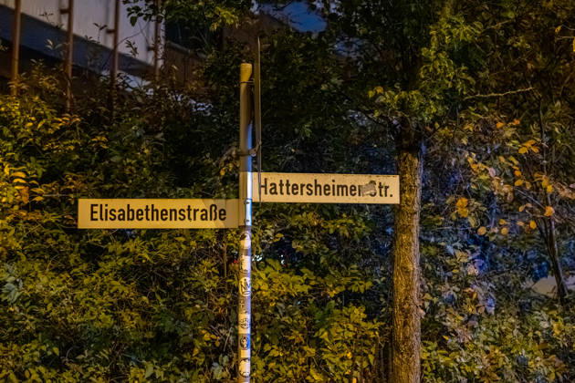 Sprengstoffexplosion in Gastronomiebetrieb Eingangstür zerstört In der Nacht von Sonntag auf Montag, 19.10.2026, kam es gegen 03:30 Uhr in der Hattersheimer Straße in Hofheim am Taunus nach dem Anschein zu einer Sprengstoffexplosion. Die Tür des Eingangsbereichs eines Gebäudes wurde dabei zerstört. Die Polizei war vor Ort und sperrte die Straße weiträumig ab. Bereits am 03.10.2026 war in derselben Straße vor einem Gastronomiebetrieb eine Brandvorrichtung abgelegt worden, wodurch eine Fußmatte in Brand geriet und Rußanhaftungen am Gebäude entstanden. Nach unbestätigten Informationen war die Feuerwehr in Bereitstellung, das Gebäude durfte zunächst nicht betreten werden, bis eine nicht näher definierte Spezialeinheit eintra