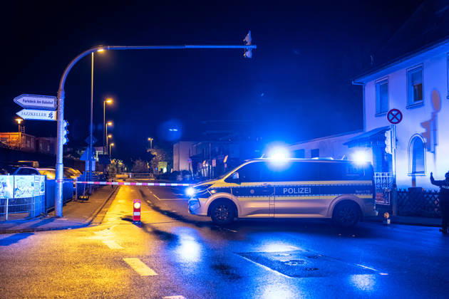 Sprengstoffexplosion in Gastronomiebetrieb Eingangstür zerstört In der Nacht von Sonntag auf Montag, 19.10.2026, kam es gegen 03:30 Uhr in der Hattersheimer Straße in Hofheim am Taunus nach dem Anschein zu einer Sprengstoffexplosion. Die Tür des Eingangsbereichs eines Gebäudes wurde dabei zerstört. Die Polizei war vor Ort und sperrte die Straße weiträumig ab. Bereits am 03.10.2026 war in derselben Straße vor einem Gastronomiebetrieb eine Brandvorrichtung abgelegt worden, wodurch eine Fußmatte in Brand geriet und Rußanhaftungen am Gebäude entstanden. Nach unbestätigten Informationen war die Feuerwehr in Bereitstellung, das Gebäude durfte zunächst nicht betreten werden, bis eine nicht näher definierte Spezialeinheit eintra