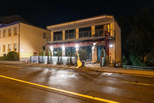 Sprengstoffexplosion in Gastronomiebetrieb Eingangstür zerstört In der Nacht von Sonntag auf Montag, 19.10.2026, kam es gegen 03:30 Uhr in der Hattersheimer Straße in Hofheim am Taunus nach dem Anschein zu einer Sprengstoffexplosion. Die Tür des Eingangsbereichs eines Gebäudes wurde dabei zerstört. Die Polizei war vor Ort und sperrte die Straße weiträumig ab. Bereits am 03.10.2026 war in derselben Straße vor einem Gastronomiebetrieb eine Brandvorrichtung abgelegt worden, wodurch eine Fußmatte in Brand geriet und Rußanhaftungen am Gebäude entstanden. Nach unbestätigten Informationen war die Feuerwehr in Bereitstellung, das Gebäude durfte zunächst nicht betreten werden, bis eine nicht näher definierte Spezialeinheit eintra