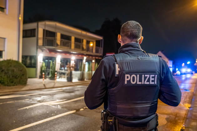 Sprengstoffexplosion in Gastronomiebetrieb Eingangstür zerstört In der Nacht von Sonntag auf Montag, 19.10.2026, kam es gegen 03:30 Uhr in der Hattersheimer Straße in Hofheim am Taunus nach dem Anschein zu einer Sprengstoffexplosion. Die Tür des Eingangsbereichs eines Gebäudes wurde dabei zerstört. Die Polizei war vor Ort und sperrte die Straße weiträumig ab. Bereits am 03.10.2026 war in derselben Straße vor einem Gastronomiebetrieb eine Brandvorrichtung abgelegt worden, wodurch eine Fußmatte in Brand geriet und Rußanhaftungen am Gebäude entstanden. Nach unbestätigten Informationen war die Feuerwehr in Bereitstellung, das Gebäude durfte zunächst nicht betreten werden, bis eine nicht näher definierte Spezialeinheit eintra