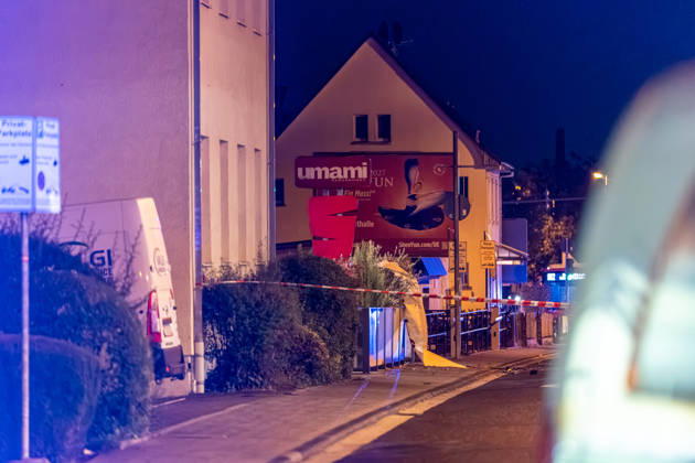 Sprengstoffexplosion in Gastronomiebetrieb Eingangstür zerstört In der Nacht von Sonntag auf Montag, 19.10.2026, kam es gegen 03:30 Uhr in der Hattersheimer Straße in Hofheim am Taunus nach dem Anschein zu einer Sprengstoffexplosion. Die Tür des Eingangsbereichs eines Gebäudes wurde dabei zerstört. Die Polizei war vor Ort und sperrte die Straße weiträumig ab. Bereits am 03.10.2026 war in derselben Straße vor einem Gastronomiebetrieb eine Brandvorrichtung abgelegt worden, wodurch eine Fußmatte in Brand geriet und Rußanhaftungen am Gebäude entstanden. Nach unbestätigten Informationen war die Feuerwehr in Bereitstellung, das Gebäude durfte zunächst nicht betreten werden, bis eine nicht näher definierte Spezialeinheit eintra