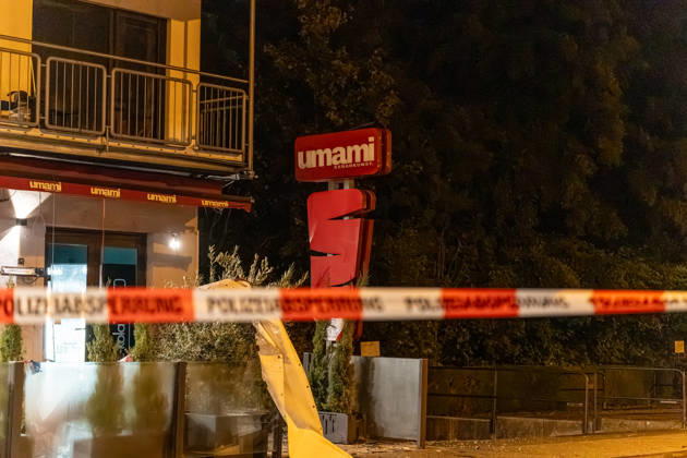 Sprengstoffexplosion in Gastronomiebetrieb Eingangstür zerstört In der Nacht von Sonntag auf Montag, 19.10.2026, kam es gegen 03:30 Uhr in der Hattersheimer Straße in Hofheim am Taunus nach dem Anschein zu einer Sprengstoffexplosion. Die Tür des Eingangsbereichs eines Gebäudes wurde dabei zerstört. Die Polizei war vor Ort und sperrte die Straße weiträumig ab. Bereits am 03.10.2026 war in derselben Straße vor einem Gastronomiebetrieb eine Brandvorrichtung abgelegt worden, wodurch eine Fußmatte in Brand geriet und Rußanhaftungen am Gebäude entstanden. Nach unbestätigten Informationen war die Feuerwehr in Bereitstellung, das Gebäude durfte zunächst nicht betreten werden, bis eine nicht näher definierte Spezialeinheit eintra