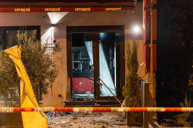 Sprengstoffexplosion in Gastronomiebetrieb Eingangstür zerstört In der Nacht von Sonntag auf Montag, 19.10.2026, kam es gegen 03:30 Uhr in der Hattersheimer Straße in Hofheim am Taunus nach dem Anschein zu einer Sprengstoffexplosion. Die Tür des Eingangsbereichs eines Gebäudes wurde dabei zerstört. Die Polizei war vor Ort und sperrte die Straße weiträumig ab. Bereits am 03.10.2026 war in derselben Straße vor einem Gastronomiebetrieb eine Brandvorrichtung abgelegt worden, wodurch eine Fußmatte in Brand geriet und Rußanhaftungen am Gebäude entstanden. Nach unbestätigten Informationen war die Feuerwehr in Bereitstellung, das Gebäude durfte zunächst nicht betreten werden, bis eine nicht näher definierte Spezialeinheit eintra