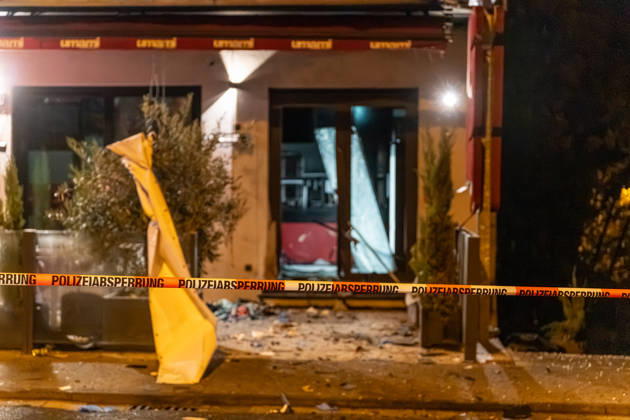 Sprengstoffexplosion in Gastronomiebetrieb Eingangstür zerstört In der Nacht von Sonntag auf Montag, 19.10.2026, kam es gegen 03:30 Uhr in der Hattersheimer Straße in Hofheim am Taunus nach dem Anschein zu einer Sprengstoffexplosion. Die Tür des Eingangsbereichs eines Gebäudes wurde dabei zerstört. Die Polizei war vor Ort und sperrte die Straße weiträumig ab. Bereits am 03.10.2026 war in derselben Straße vor einem Gastronomiebetrieb eine Brandvorrichtung abgelegt worden, wodurch eine Fußmatte in Brand geriet und Rußanhaftungen am Gebäude entstanden. Nach unbestätigten Informationen war die Feuerwehr in Bereitstellung, das Gebäude durfte zunächst nicht betreten werden, bis eine nicht näher definierte Spezialeinheit eintra
