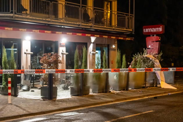 Sprengstoffexplosion in Gastronomiebetrieb Eingangstür zerstört In der Nacht von Sonntag auf Montag, 19.10.2026, kam es gegen 03:30 Uhr in der Hattersheimer Straße in Hofheim am Taunus nach dem Anschein zu einer Sprengstoffexplosion. Die Tür des Eingangsbereichs eines Gebäudes wurde dabei zerstört. Die Polizei war vor Ort und sperrte die Straße weiträumig ab. Bereits am 03.10.2026 war in derselben Straße vor einem Gastronomiebetrieb eine Brandvorrichtung abgelegt worden, wodurch eine Fußmatte in Brand geriet und Rußanhaftungen am Gebäude entstanden. Nach unbestätigten Informationen war die Feuerwehr in Bereitstellung, das Gebäude durfte zunächst nicht betreten werden, bis eine nicht näher definierte Spezialeinheit eintra
