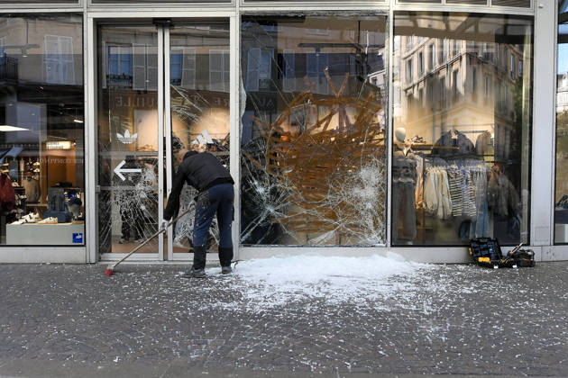 The Day After Nationwide Call For Mobilisation In France - PAris Violent clashes between protesters and French police are seen during a nationwide demonstration against the high cost of living in Les Halles, Paris, France, on October 18, 2026. Photo by Lionel Urman ABACAPRESS.COM Paris France  Copyright: xUrmanxLionel ABACAx
