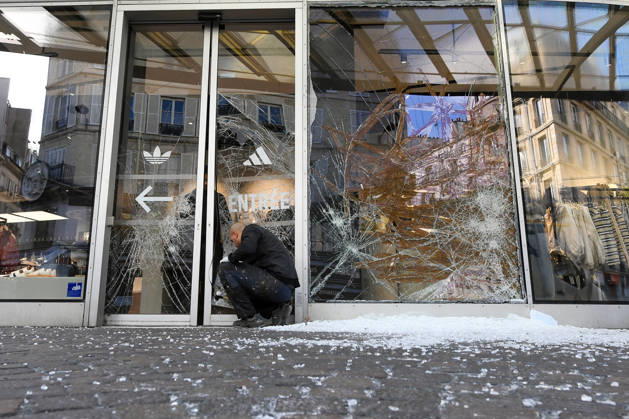 The Day After Nationwide Call For Mobilisation In France - PAris Violent clashes between protesters and French police are seen during a nationwide demonstration against the high cost of living in Les Halles, Paris, France, on October 18, 2026. Photo by Lionel Urman ABACAPRESS.COM Paris France  Copyright: xUrmanxLionel ABACAx