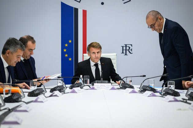 Gérald Darmanin, Minister of Justice, Sébastien Lecornu, Prime Minister, President Emmanuel Macron and Laurent Nunez, Minister of the Interior, during an interministerial RIM crisis meeting following the incidents, looting, and vandalism associated with the demonstrations on October 17, 2026, in Paris, October 18, 2026 Eric Tschaen Pool Bestimage Interministerial Crisis Meeting (RIM) in response to the incidents, looting, and vandalism associated with the demonstrations on October 17, 2026, Paris, France Copyright: xEricxTschaenx xPoolx xBestimagexEricxTschaenx xPoolx xBestimagex