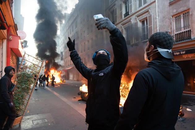 IPA89895973 - Paris, protest on October 18 near Place de la République; protesters clashing with police, fires, and barricades  Copyright: xMattiaxDavidxRinaldi LiveMediax xMattiaxDavidxRinaldi LiveMediax IPA89895973