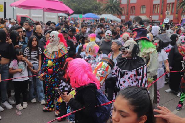 19th annual Zombie Walk Mexico 2026 MEXICO CITY, MEXICO - OCTOBER 18, 2026: Participants in the 19th annual Zombie Walk Mexico 2026, dressed as the living dead, monsters, and horror characters, gather at the Monument to the Revolution in Mexico City. Mexico City Mexico Copyright: x xCarlosxSantiagox xJNAxPressx