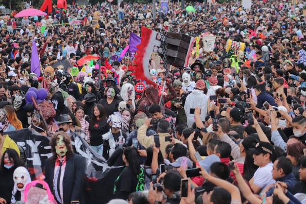 October 18, 2026, Mexico City, Mexico: MEXICO Mexico City, MEXICO - OCTOBER 18, 2026: Participants in the 19th annual Zombie Walk Mexico 2026, dressed as the living dead, monsters, and horror characters, gather at the Monument to the Revolution in Mexico City. Mexico City Mexico - ZUMAq101 20261018_zna_q101_253 Copyright: xCarlosxSantiagox