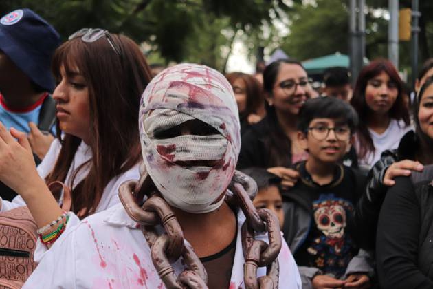 October 18, 2026, Mexico City, Mexico: MEXICO Mexico City, MEXICO - OCTOBER 18, 2026: Participants in the 19th annual Zombie Walk Mexico 2026, dressed as the living dead, monsters, and horror characters, gather at the Monument to the Revolution in Mexico City. Mexico City Mexico - ZUMAq101 20261018_zna_q101_258 Copyright: xCarlosxSantiagox