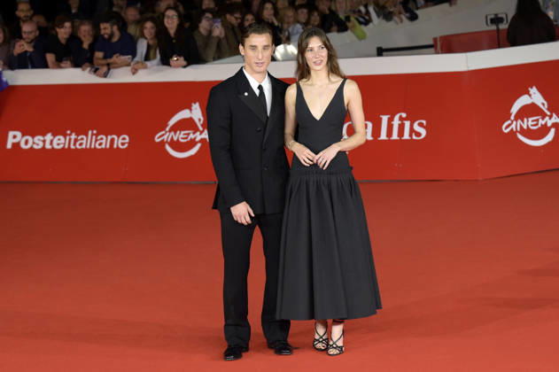 Edoardo Bove mit Partnerin Martina Durham bei der Premiere des Dokumentarfilms In un battito auf dem 21. Internationalen Filmfestival von Rom Festa del Cinema di Roma 2026 im Auditorium Parco della Musica. Rom, 18.10.2026