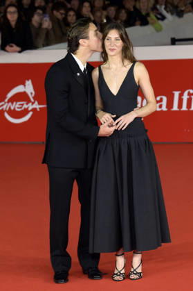 Edoardo Bove mit Partnerin Martina Durham bei der Premiere des Dokumentarfilms In un battito auf dem 21. Internationalen Filmfestival von Rom Festa del Cinema di Roma 2026 im Auditorium Parco della Musica. Rom, 18.10.2026