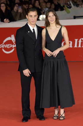 Edoardo Bove mit Partnerin Martina Durham bei der Premiere des Dokumentarfilms In un battito auf dem 21. Internationalen Filmfestival von Rom Festa del Cinema di Roma 2026 im Auditorium Parco della Musica. Rom, 18.10.2026