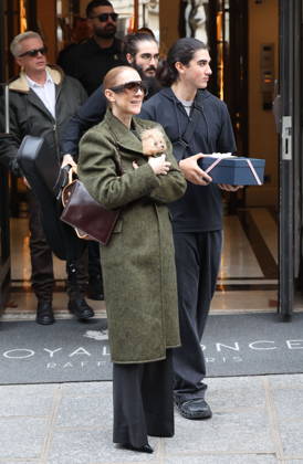 Céline Dion leaves the Royal Monceau hotel with her sons Nelson and Eddy and her dog the day after her final concert in Paris on October 19, 2026. Cyril Moreau, Bestimage. Céline Dion leaves the Royal Monceau hotel with her sons Nelson and Eddy and her dog, the day after her final concert in Paris on October 19, 2026, Paris, France  Copyright: xCYRILxMOREAUx xBESTIMAGExCYRILxMOREAUx xBESTIMAGEx