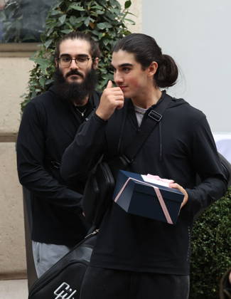 Céline Dion leaves the Royal Monceau hotel with her sons Nelson and Eddy and her dog the day after her final concert in Paris on October 19, 2026. Cyril Moreau, Bestimage. Céline Dion leaves the Royal Monceau hotel with her sons Nelson and Eddy and her dog, the day after her final concert in Paris on October 19, 2026, Paris, France  Copyright: xCYRILxMOREAUx xBESTIMAGExCYRILxMOREAUx xBESTIMAGEx
